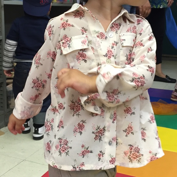 Joyfolie 3t Floral blouse. Off white with pink flowers. Excellent used condition - Picture 8 of 8